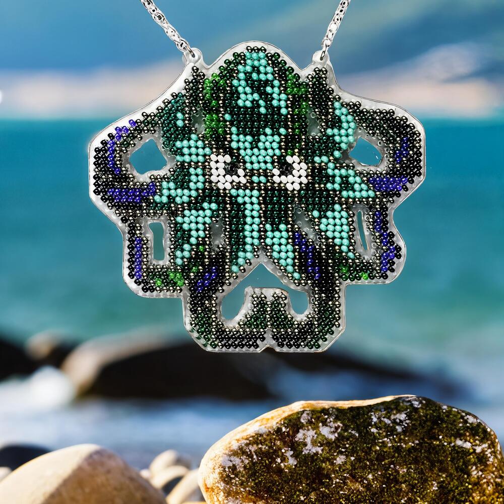 Set for embroidery with beads on a plastic base FLPL-098