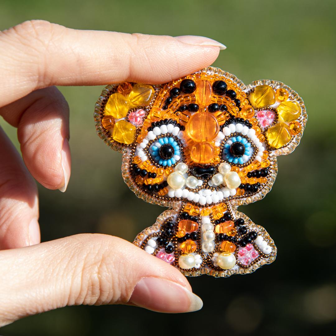 Beadwork kit for creating brooch Crystal Art Tiger BP-335C