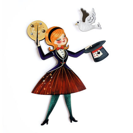 Hocus Pocus... and the dove appears!
 On one side, our elegant illusionist magician , and on the other, her inseparable white dove , fresh out of the hat.
 It's a double clasp:
— The magician is held in place with a safety pin.
— The dove is positioned separately, with a metal pin so that it remains exactly where you want it, flying or escaping in style.
 The trick is how you carry it!
 -Made of illustrated wood and acrylic
 -Rhinestone ornaments around the wand
-Magician size: 9.5 x 7 cm
-Dove size