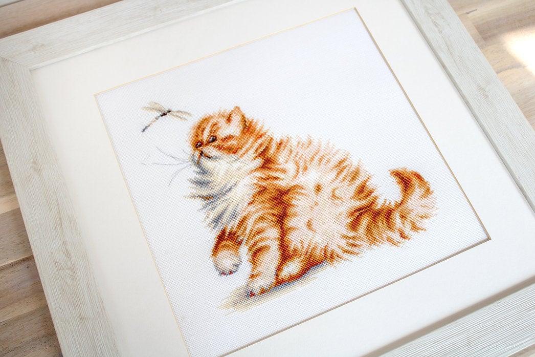 Kitten with a dragonfly B2270L Counted Cross-Stitch Kit