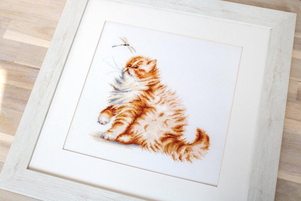 Kitten with a dragonfly B2270L Counted Cross-Stitch Kit