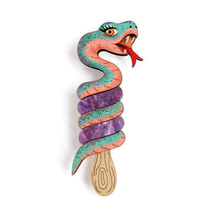 Brooch inspired by the classic two-flavor twist ice cream, but with a special twist!
Our coiled snake invites you to add a playful touch to your look.
-Made of wood and pearl-effect acrylic in lilac color
 -Safety pin with safety closure on the back
 -Size: 8 x 2.5 cm
 Original illustration and design by LaliBlue.
