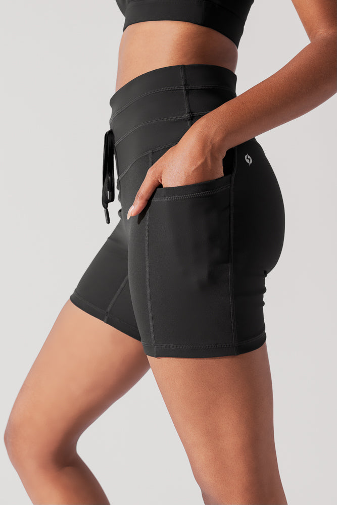 Cargo Midi Short with Pockets - Black