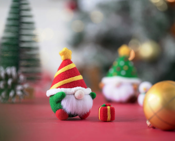 Red Christmas Gnome Needle Felting Kit. Wizardi DIY Wool Craft Kit F07N8-491