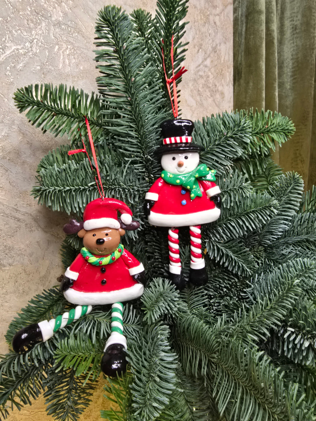 Christmas Ornament - Glossy Gingerbread Santa with Dangling Legs. Wizardi Festive Decoration F07-N2-9-SAA202A