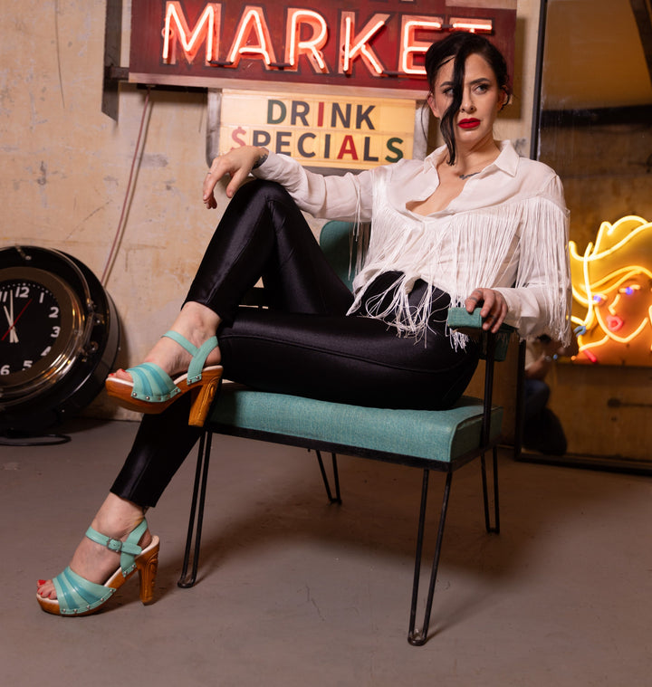 the Rockin' Tiki/with Ankle Strap - in Holiday