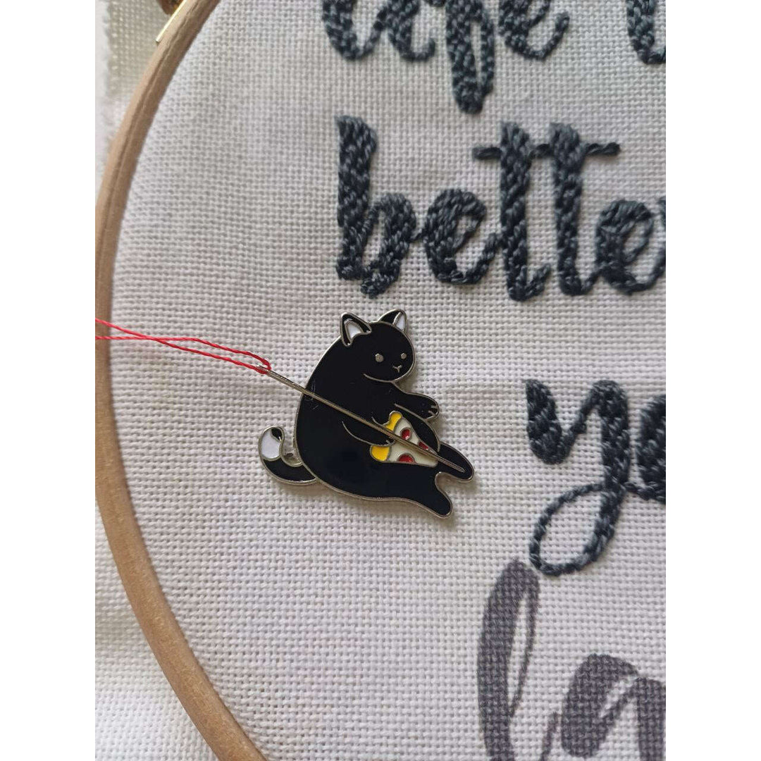 Cat with pizza Magnetic Needle Minder F07M10-3 Cat with pizza