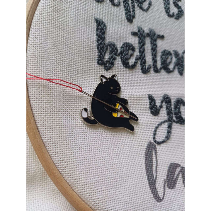 Cat with pizza Magnetic Needle Minder F07M10-3 Cat with pizza