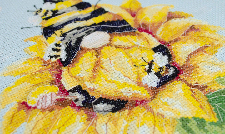 Counted Cross-stitch kit - Beekeeper AH-184