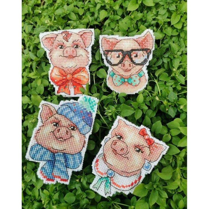 Cute Piggies P-279 / SR-279 Plastic Canvas Counted Cross Stitch Kit