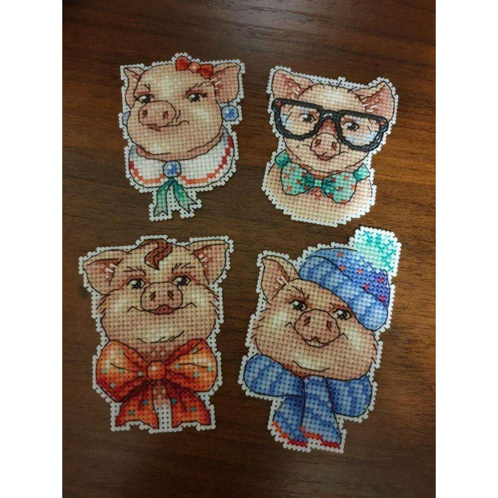 Cute Piggies P-279 / SR-279 Plastic Canvas Counted Cross Stitch Kit