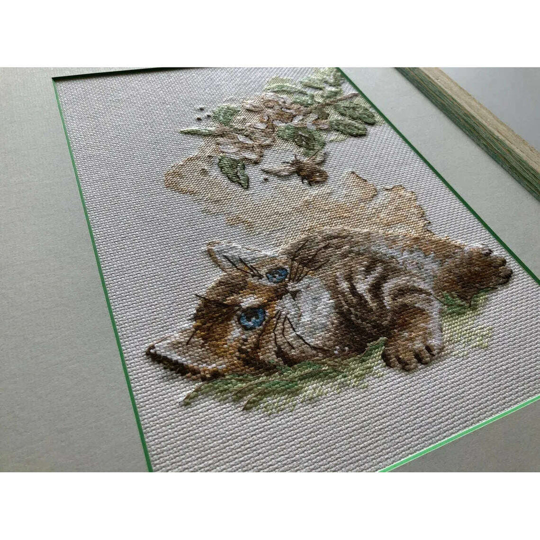 Flight of the Bumblebee R1996 Counted Cross Stitch Kit