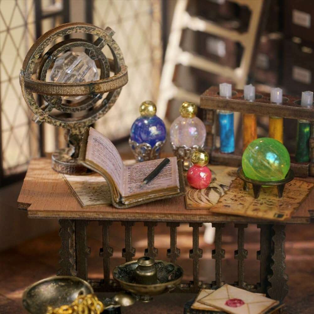 Miniature Wizardi Roombox Kit - Dollhouse Kit Clock