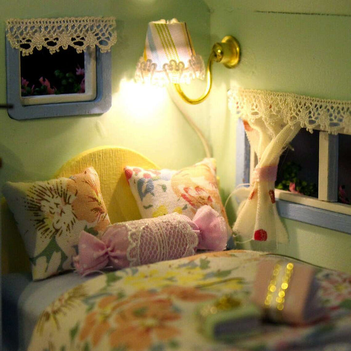 Miniature Wizardi Roombox Kit - Travel Trailer Dollhouse Kit