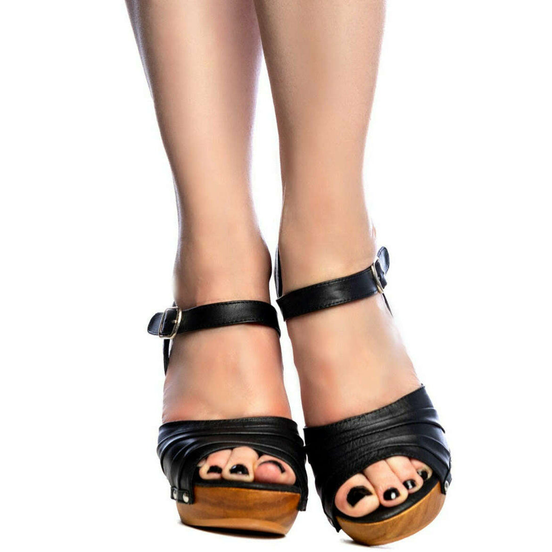 Souvenir/with Ankle Strap - in Black Leather