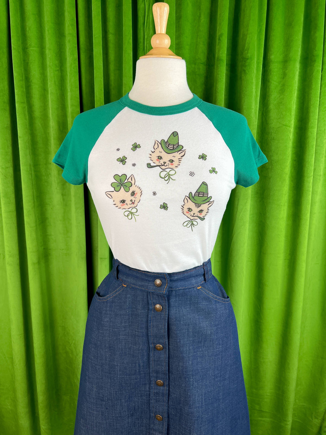 Paddy Cat Cropped Raglan Baby tee in White/Green